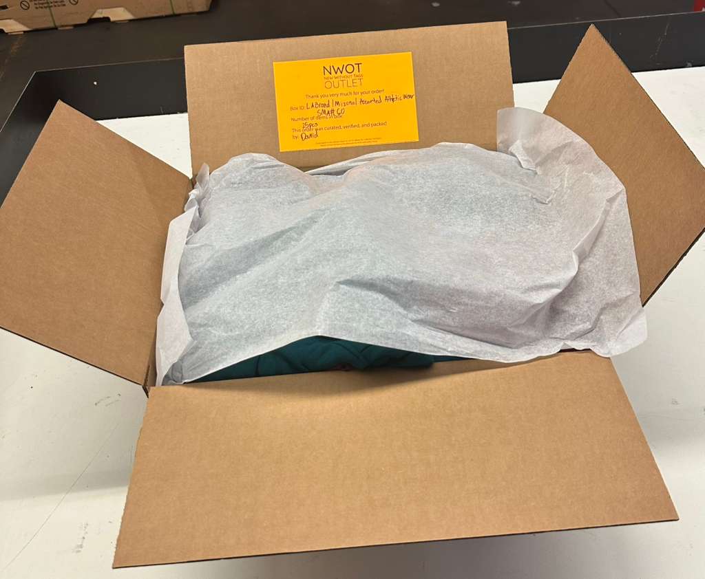 LA Brands | Mizuno | Assorted Athletic Apparel | 25 Pieces | Small Box #SMA-60