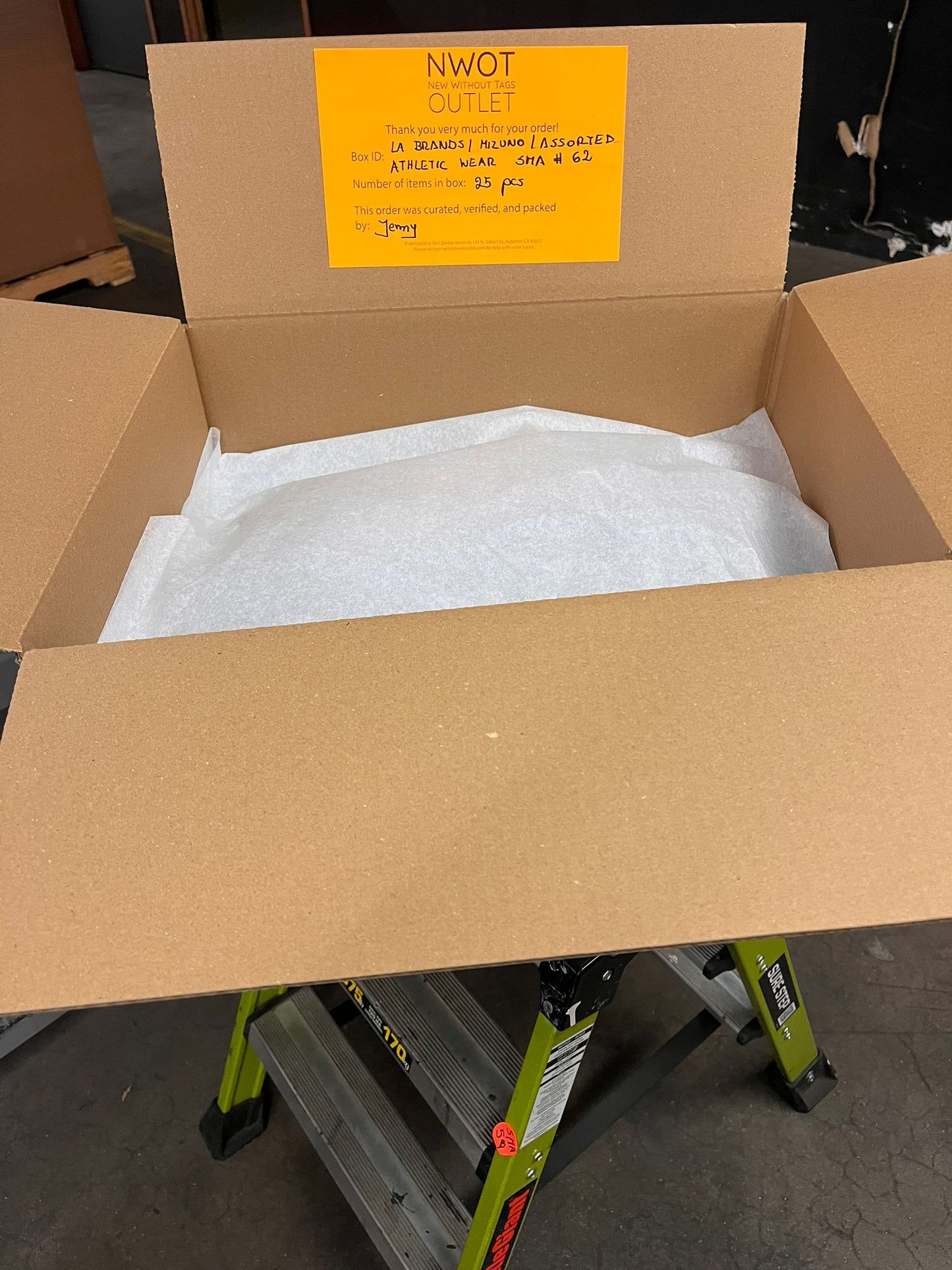 LA Brands | Mizuno | Assorted Athletic Apparel | 25 Pieces | Small Box #SMA-62