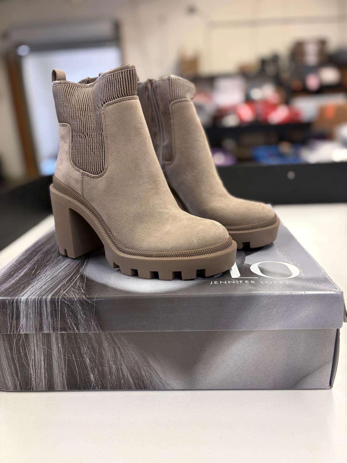 DSW Footwear/Shoes | Assorted Men's, Women's & Kid's Footwear | Returns | 239 Pairs | Pallet# PS-213