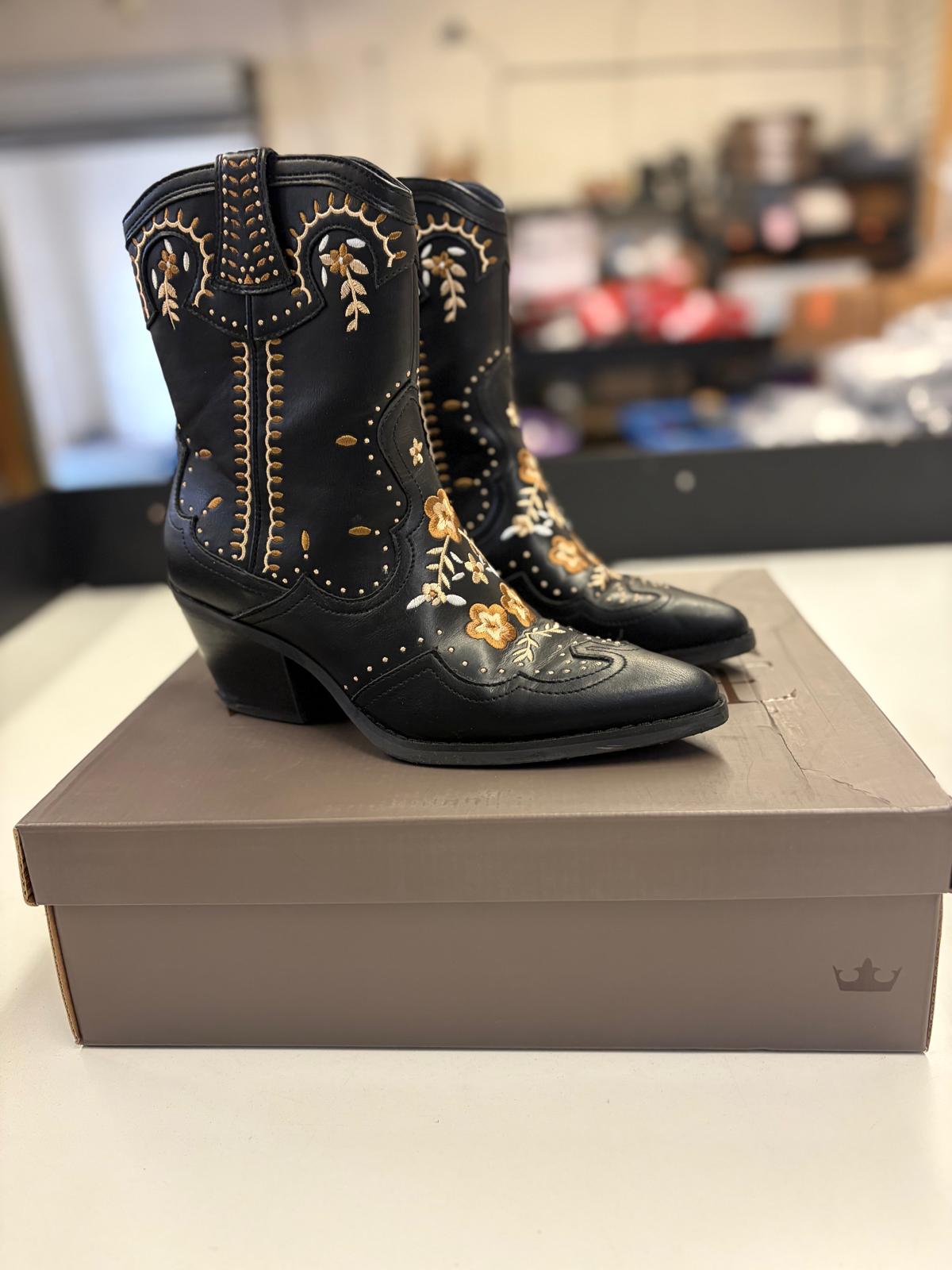 DSW Footwear/Shoes | Assorted Men's, Women's & Kid's Footwear | Returns | 327 Pairs | Pallet# PS-215