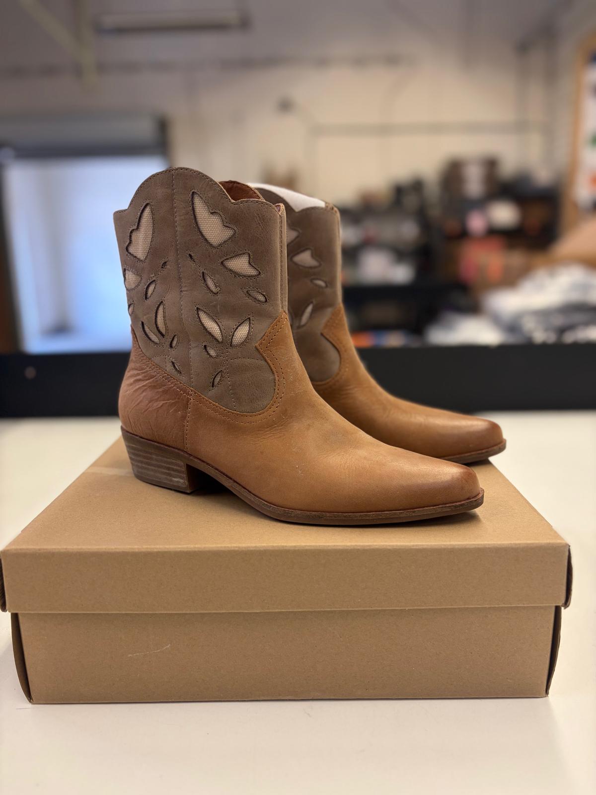 DSW Footwear/Shoes | Assorted Men's, Women's & Kid's Footwear | Returns | 326 Pairs | Pallet# PS-217