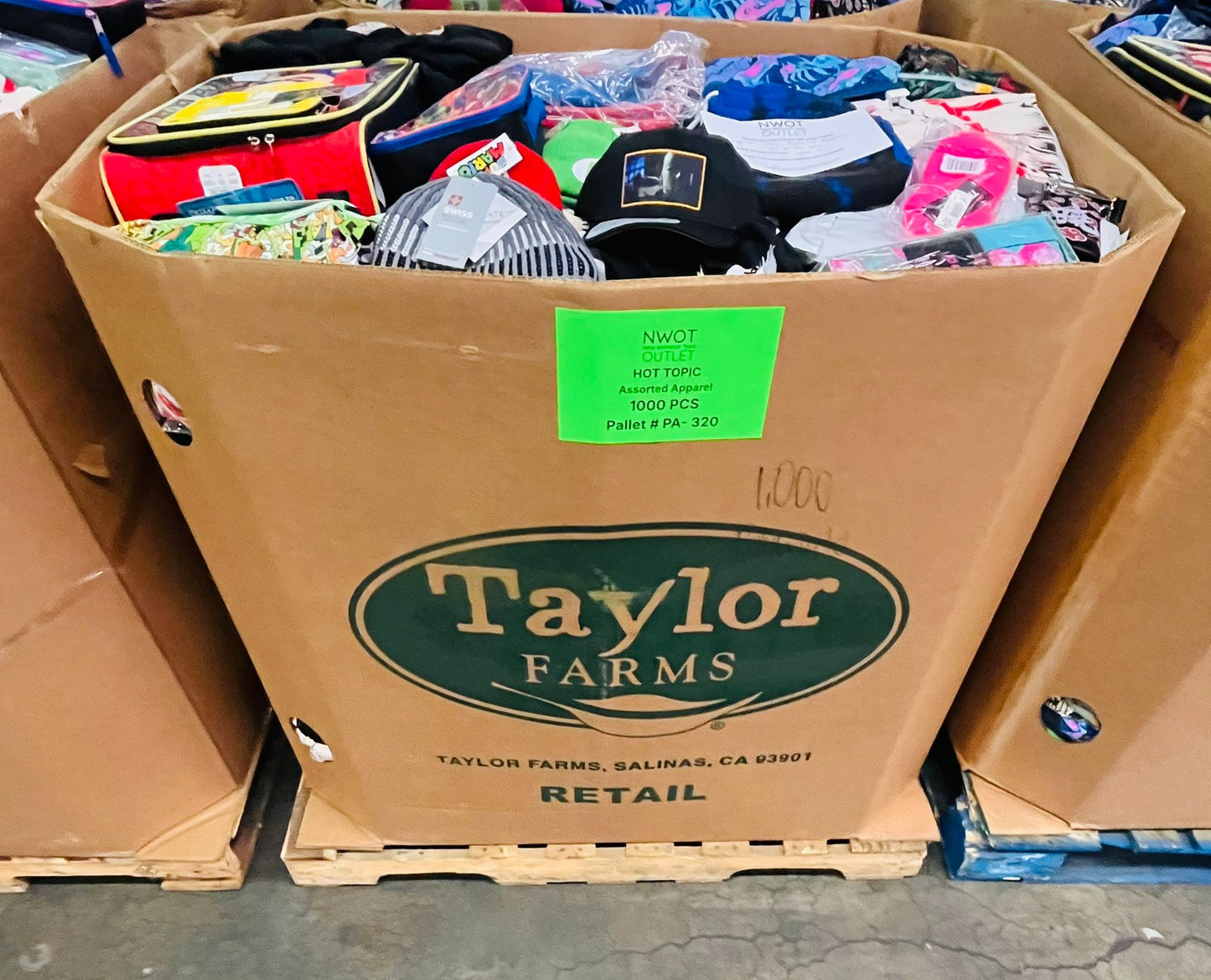 Hot Topic  | Assorted Apparel and Accessories | 1000 Pieces | Pallet #PA-320