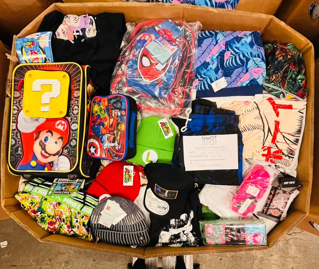 Hot Topic  | Assorted Apparel and Accessories | 1000 Pieces | Pallet #PA-320