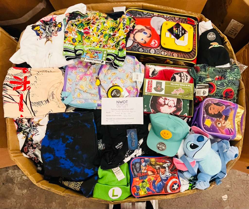 Hot Topic  | Assorted Apparel and Accessories | 1000 Pieces | Pallet #PA-320