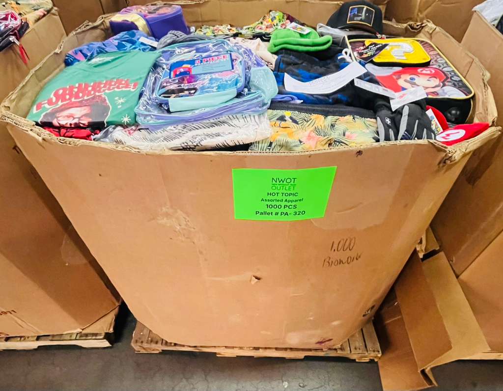 Hot Topic  | Assorted Apparel and Accessories | 1000 Pieces | Pallet #PA-320