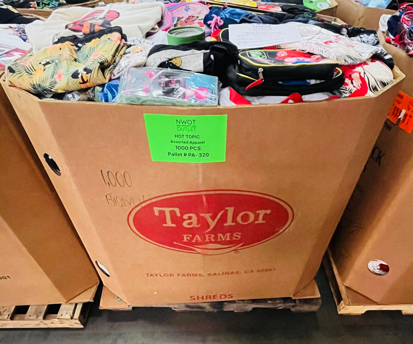 Hot Topic  | Assorted Apparel and Accessories | 1000 Pieces | Pallet #PA-320