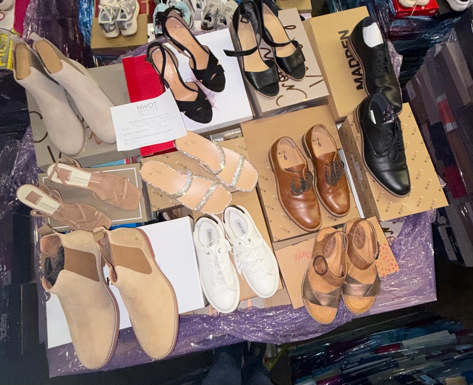 DSW Footwear/Shoes | Assorted Men's and Women's Silver Footwear | Returns | 250 Pairs | Pallet# PS-126