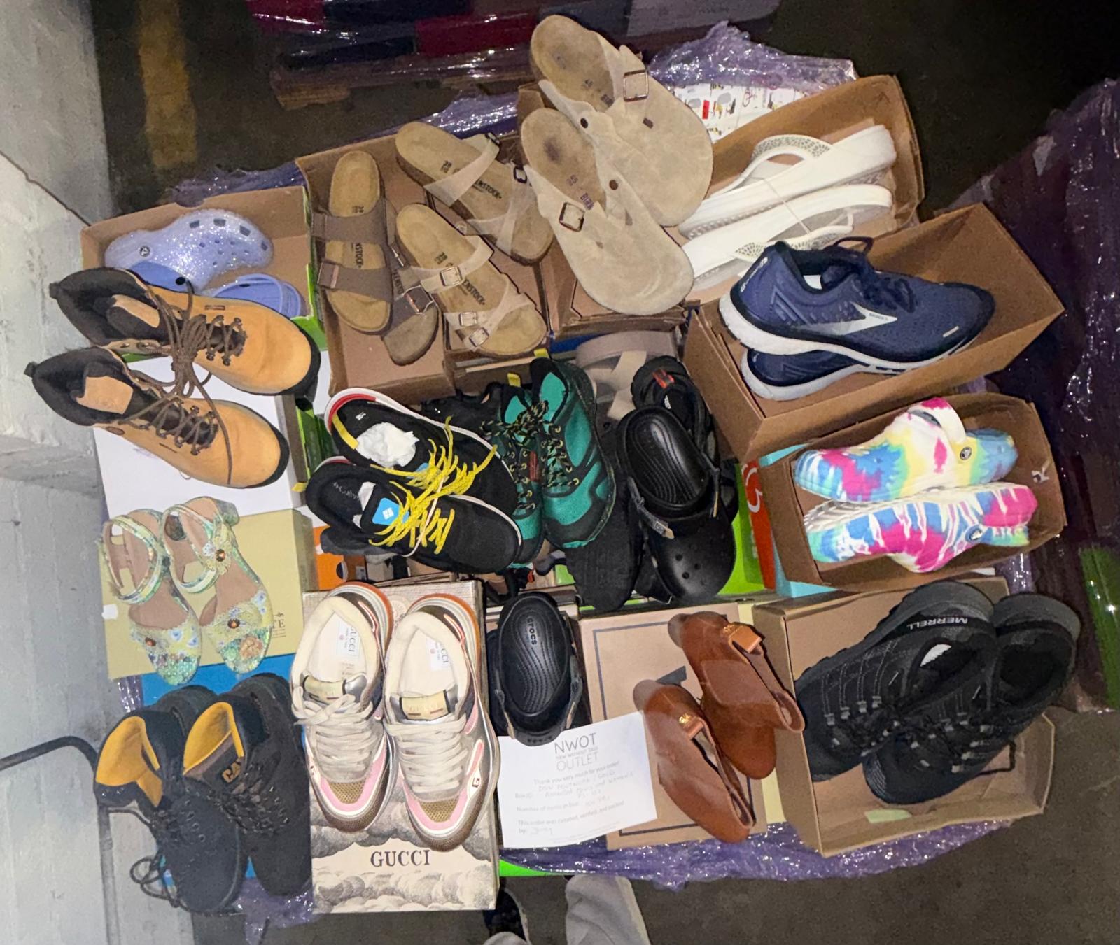 DSW Footwear/Shoes | Assorted Men's and Women's Gold Footwear | Returns | 100 Pairs | Pallet# PS-137