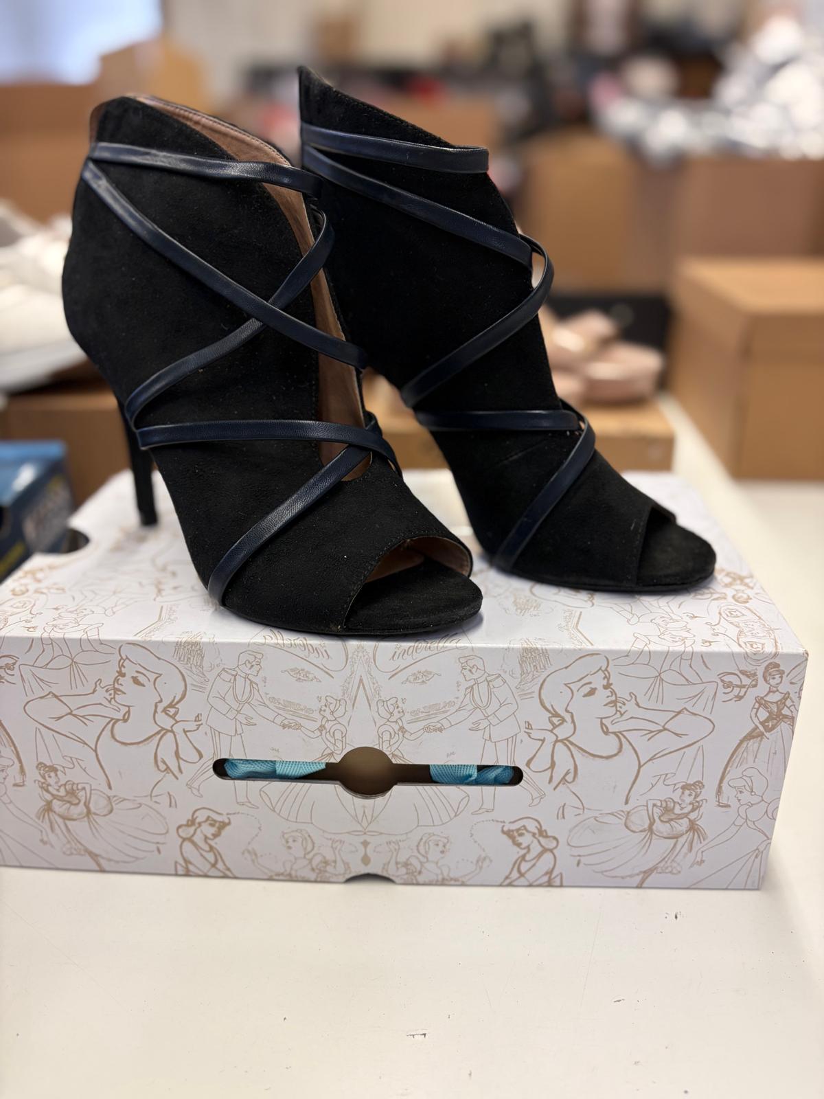DSW Footwear/Shoes | Assorted Men's Women's & Kid's Footwear | Returns/Used | 350 Pairs | Pallet# PS-195