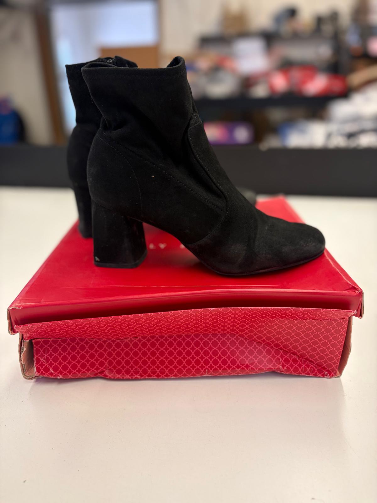 DSW Footwear/Shoes | Assorted Men's Women's & Kid's Footwear | Returns/Used | 243 Pairs | Pallet# PS-198
