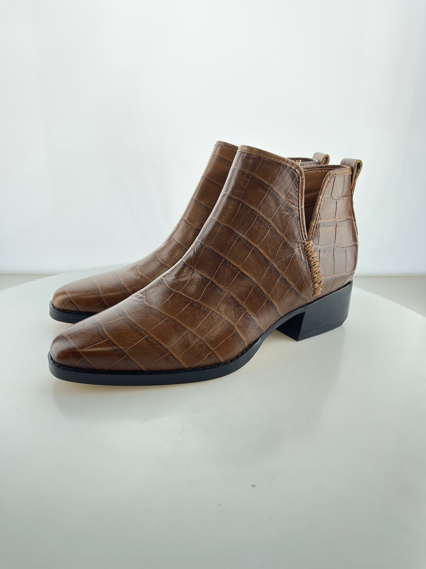 Luxury Fashion Retailer | Women's Boot & Bootie Pallets | NWOT & Returns | 150 Pair Min.