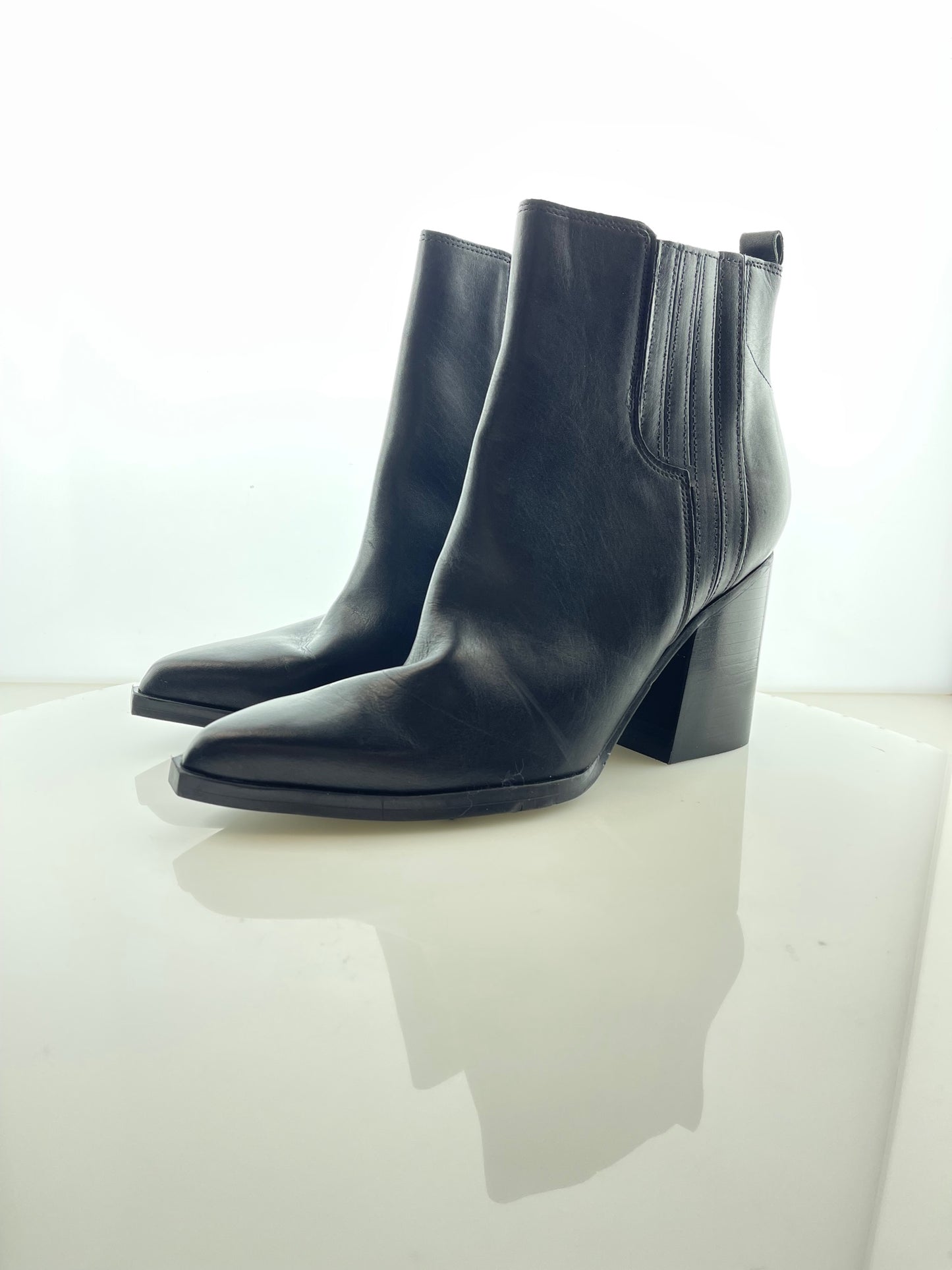 Luxury Fashion Retailer | Women's Boot & Bootie Pallets | NWOT & Returns | 150 Pair Min.